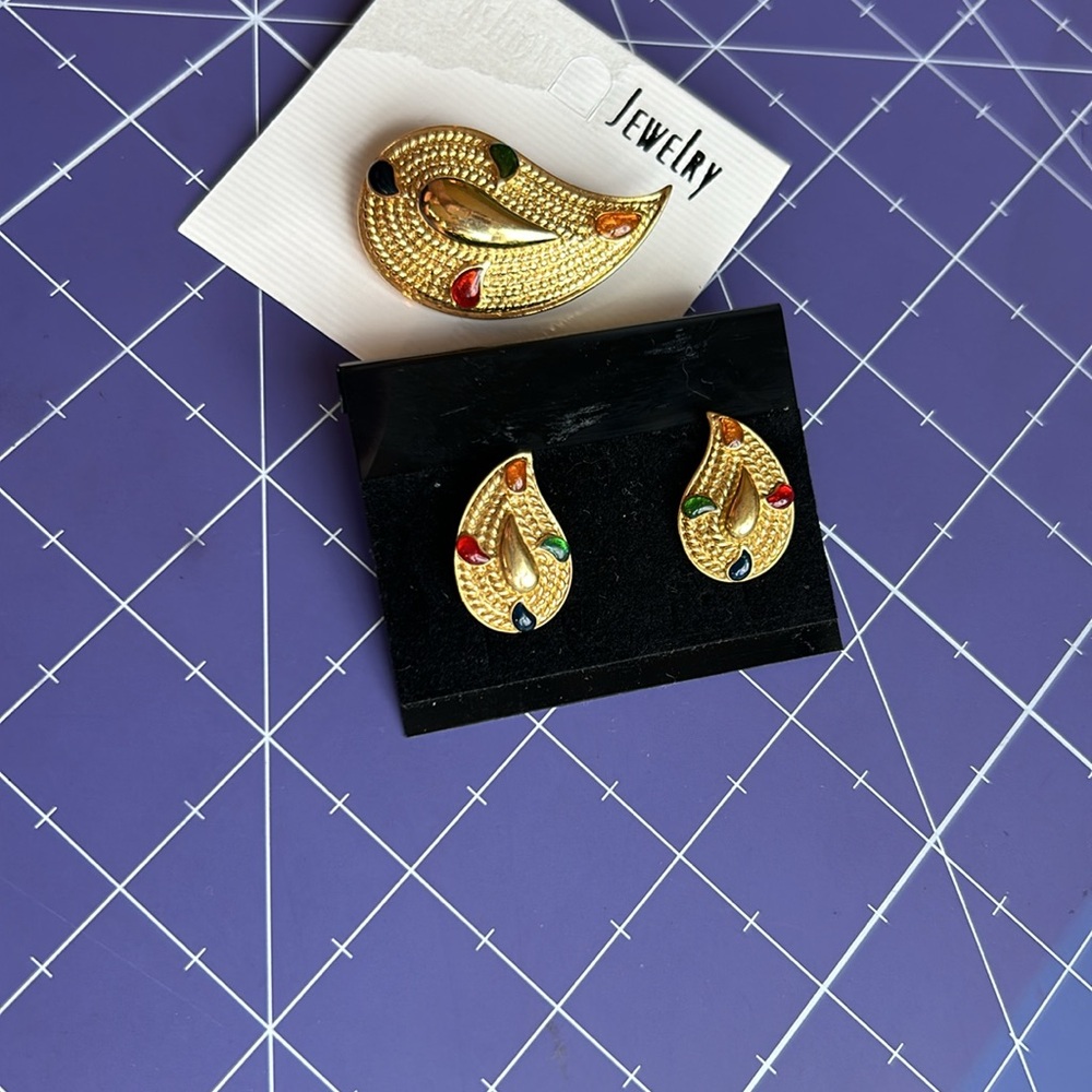 Avon brooch and matching earrings paisley shape enamel goldtone vintage set nice
